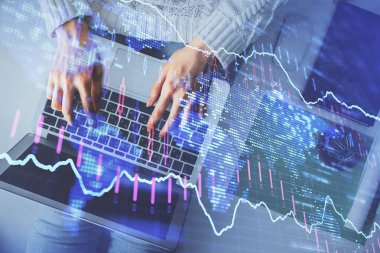 Bilgisayar ve önx çizim hologramı üzerinde çalışan kadın elinin çoklu pozu. Üst Manzara. Mali analiz kavramı.