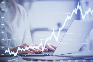 Bilgisayar ve ön grafik hologram çizimi üzerinde çalışan kadın elleri çift pozlama. Mali analiz kavramı.