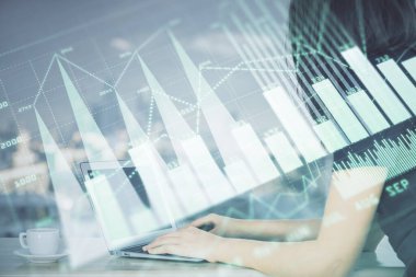 İş kadını ellerinin bilgisayar ve ön x çizelge hologramı çizimlerinde çifte pozlama. Mali analiz kavramı.