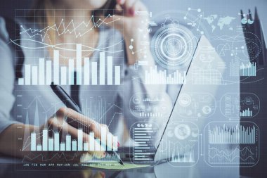 Bilgisayarda ve finansal grafik hologramında kadın eli yazarken çift pozlama. Borsa analizi kavramı.