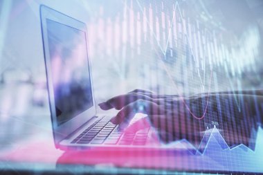 Bilgisayarda ve ön x grafik hologram çiziminde kadın eli yazarken çift pozlama. Borsa analizi kavramı.