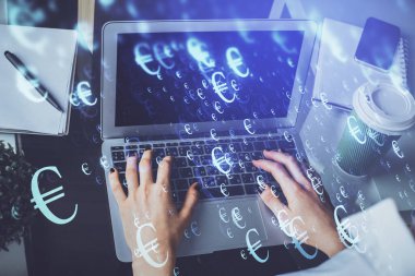 Bilgisayarda ve ön x grafik hologram çiziminde kadın eli yazarken çift pozlama. Borsa yatırım kavramı.