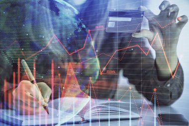 Çevrimiçi alışveriş yapan bir kadının elinde kredi kartı ve mali grafik çizimi tutarken iki kez görüntülenmiş. Borsa E-ticaret kavramı.