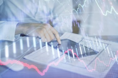 Bir adamın elini tutarken ve dijital bir cihaz ve ön grafik çizimi kullanırken çift pozlama. Finansal piyasa kavramı.