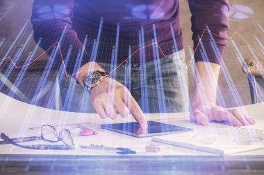 Bir adamın elini tutarken ve dijital bir cihaz ve ön grafik çizimi kullanırken çift pozlama. Finansal piyasa kavramı.