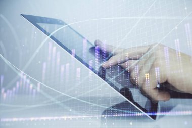 Dijital telefon ve forx grafik çizimi kullanarak adamın elini tutarken birden fazla pozlama. Finansal piyasa kavramı.