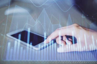 Ön x çizelgesine çift pozlama, hologram çizimi ve cep telefonu kullanan bir kadın. Finansal piyasa kavramı.