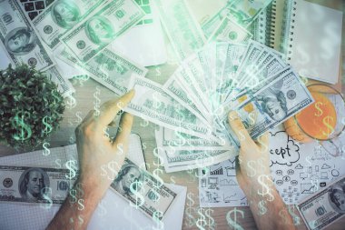 Finansal grafiğe çoklu pozlama hologram, Amerikan dolarları ve insan eli. Analiz kavramı.