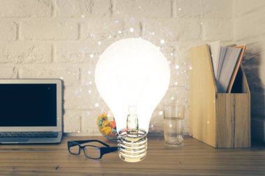 Bilgisayar ofisinde ampul simgesi hologramıyla birlikte. Çifte maruziyet. Fikir kavramı.