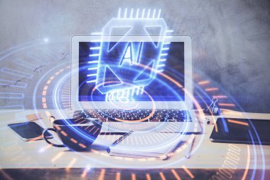 Masaüstü bilgisayarı ve teknoloji temalı holograma çift pozlama. Yazılım geliştirme kavramı.