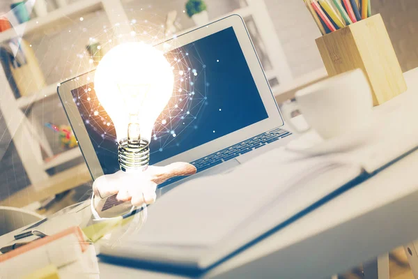 Computer Sul Desktop Ufficio Con Ologramma Icona Lampadina Doppia Esposizione — Foto Stock