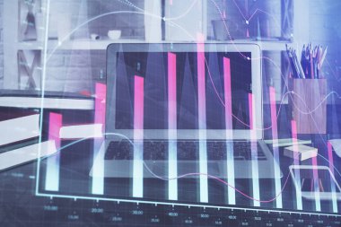 Arka planda eski pazar grafik hologramı ve kişisel bilgisayar var. Çifte maruziyet. Yatırım kavramı.