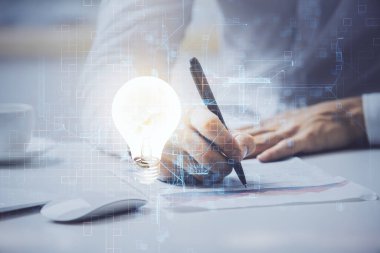 Fütüristik arayüzde insanoğlunun el fonu ile Ampul lambası fikir simgesi görünümü. Çift pozlama.