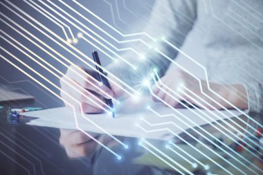 Veri teknolojisi hologramıyla arka planda el yazısının iki katına çıkarılması. Büyük veri kavramı.