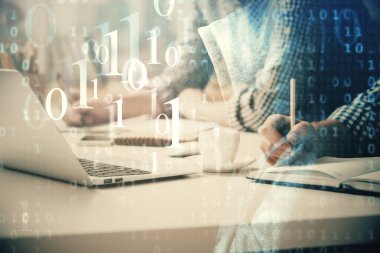 Teknoloji temalı hologramı olan bilgisayar geçmişi olan bir iş adamı. Yüksek teknoloji kavramı. Çoklu pozlama.