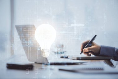 Arkaplanda bilgisayar üzerinde çalışan iş adamıyla birlikte büyüyen oklar. Başarı konsepti. Çift pozlama.