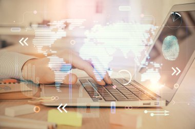 Arka planda bilgisayarla çalışan bir adamla dünya haritası hologramına çoklu maruz kalma. Dünya çapında ağ kavramı.