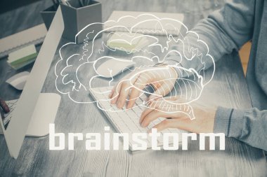 Bilgisayarda çalışan iş adamıyla çizimlere başla. Takım çalışması konsepti. Çift pozlama.