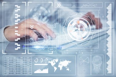 Bilgisayar geçmişi üzerinde çalışan bir adamla çok sayıda teknolojik çizime maruz kalmış. Yenilik kavramı.