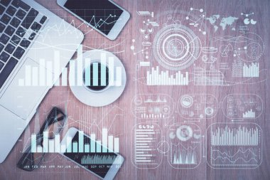 Masaüstü üzerinde telefonla finansal haritaya çoklu maruz kalma. Üst Manzara. Mobil ticaret platformu kavramı.