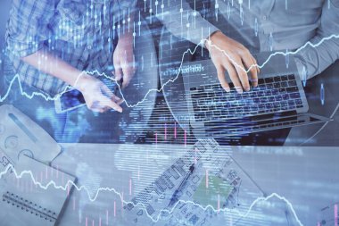 Kadın ve erkeğin birlikte çalıştığı çoklu pozlama ve grafik hologramı çizimi. Finansal analiz konsepti. Bilgisayar arkaplanı. Üst Görünüm.