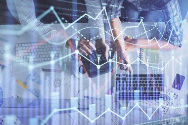 Kadın ve erkeğin birlikte çalışması ve finansal grafik hologramı çizimi. Pazar analizi konsepti. Bilgisayar arkaplanı. Üst Görünüm.