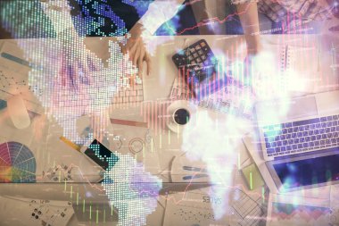 Birlikte çalışan kadın ve erkeğin çifte pozu ve finansal grafik hologramı çizimi. Pazar analizi konsepti. Bilgisayar arkaplanı. Üst Görünüm.