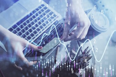 İşkadını ellerinin bilgisayar ve finansal grafik hologramı çizimlerinde çifte pozlama. Borsa analizi kavramı.