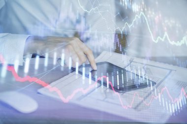 Erkeklerin el ele tutuşup dijital bir cihaz ve ön grafik çizimi kullanırken çift pozlama. Finansal piyasa kavramı.