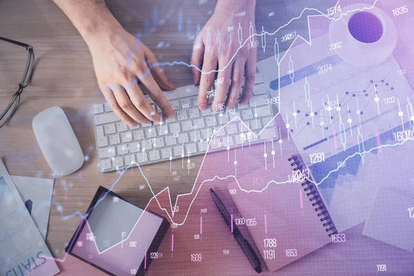 Multi exposición de manos mans tecleando sobre el teclado de la computadora y el dibujo del holograma gráfico forex. Vista superior. Concepto de mercados financieros. —  Fotos de Stock