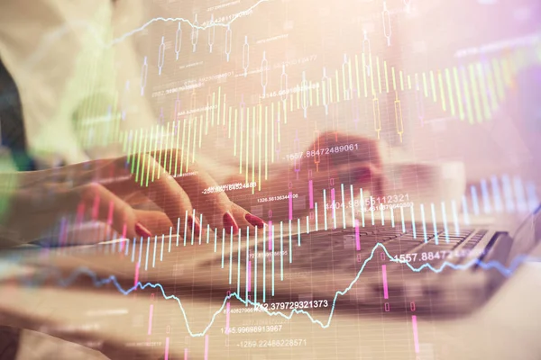 Mehrfachbelichtung von Frauenhänden beim Tippen auf Computer- und Finanzgrafik-Hologrammen. Aktienmarktanalysekonzept. — Stockfoto