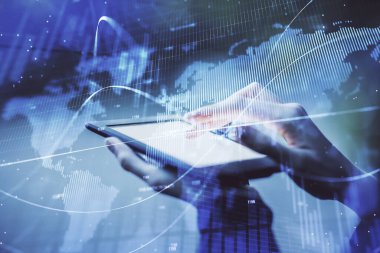 Ön x çizelgesine çift pozlama, hologram çizimi ve cep telefonu kullanan bir kadın. Finansal piyasa kavramı.
