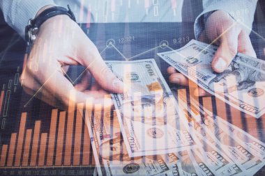 Finansal grafiğe çoklu pozlama hologram, Amerikan dolarları ve insan eli. Analiz kavramı.