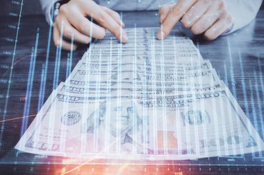 Forx grafiği, hologram, Amerikan dolarları ve insan eli çizimleri. Teknik Analiz kavramı.