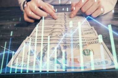 Forx grafiği, hologram, Amerikan dolarları ve insan eli çizimleri. Teknik Analiz kavramı.