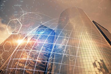 Şehir görünümünde harita ve veri temalı hologram ile gökdelenler arka planda çift pozlama. İş kavramında uluslararası teknoloji.