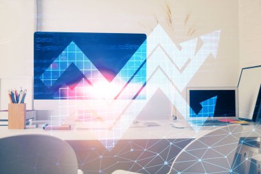 Bilgisayar masaüstünde, okların hologramını gösteriyor. Çifte maruziyet. Başarı kavramı.