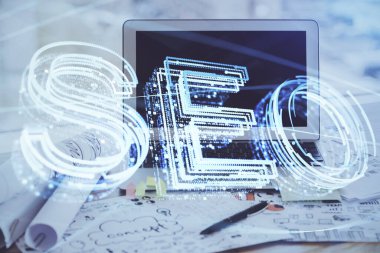Bilgisayar ve seo çizim hologramı olan çok katmanlı bir tablo. Arama optimizasyon kavramı.