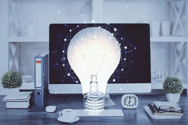 Computer sul desktop in ufficio con ologramma icona lampadina. Doppia esposizione. Concetto di idea. — Foto Stock