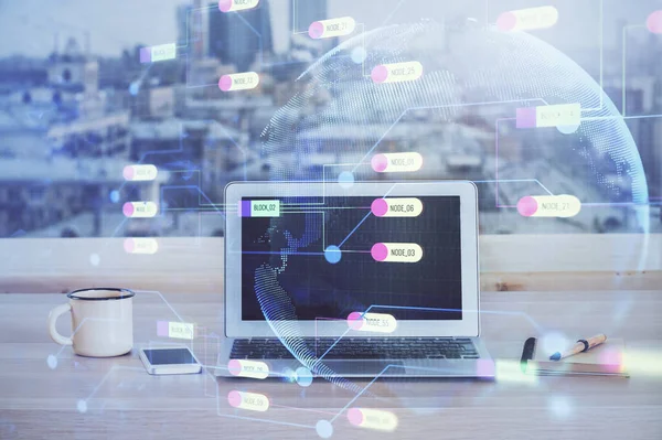 Doppelbelichtung des Hologramms von Desktop-Computern und Technologie. Konzept der Softwareentwicklung. — Stockfoto