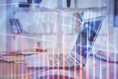 Masası ve kişisel bilgisayarı olan borsa grafiği. Çifte maruziyet. Mali analiz kavramı.