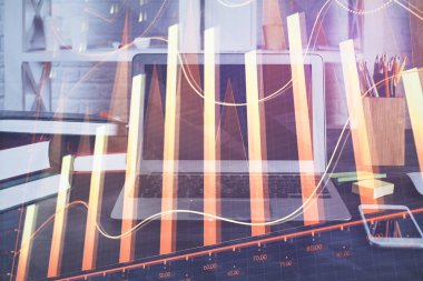 Arka planda eski pazar grafik hologramı ve kişisel bilgisayar var. Çoklu maruz kalma. Yatırım kavramı.