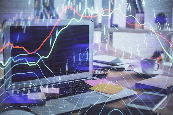 Holograma gráfico do mercado financeiro e computador pessoal em segundo plano. Dupla exposição. Conceito de forex. — Fotografia de Stock