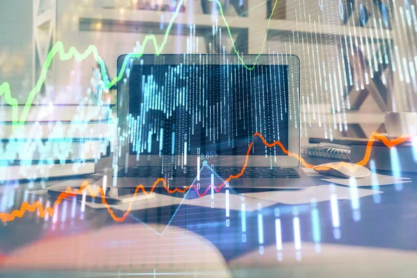 Finansal tablo çizimi ve arka planda bilgisayar olan bir tablo. Çoklu maruz kalma. Uluslararası pazarlar kavramı.