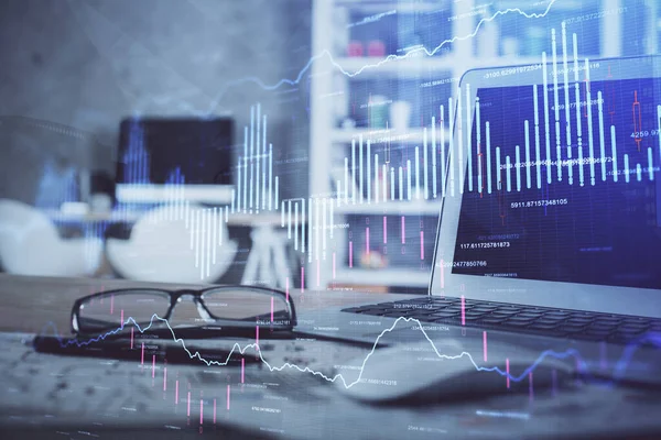 Zeichnung von Finanzdiagrammen und Tabelle mit Computer im Hintergrund. Mehrfachbelichtung. Konzept der internationalen Märkte. — Stockfoto