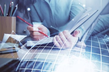 Dünya haritası hologramı ve veri tema simgeleriyle notlar alan ellerin çoklu pozlanması. Küresel bilgisayar verisi kavramı.