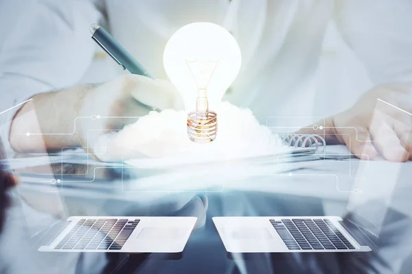 View of Bulb lámpa ötlet koncepció ikon egy futurisztikus interfész írás man kéz háttér. Kétszeres expozíció. — Stock Fotó