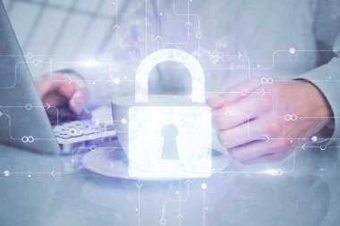 Arka planda bilgisayarda çalışan bir adamla birden fazla kilit simgesine maruz kalma. Ağ koruma kavramı.