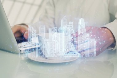 Arka planda bilgisayar üzerinde çalışan bir iş adamı ile yüksek teknoloji şehir çizimi. Akıllılık konsepti. Çift pozlama.