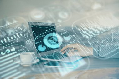 Teknoloji temalı hologramda arka planda çalışan bir adam var. Yüksek teknoloji konsepti. Çoklu pozlama.